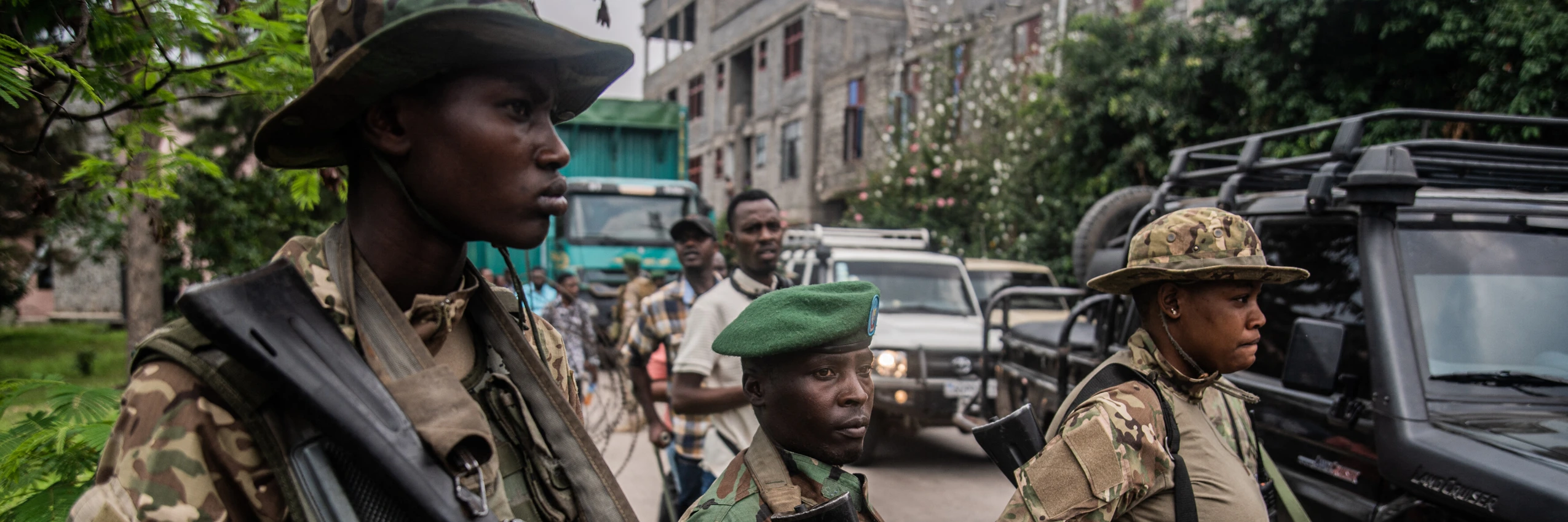 Mitglieder der Rebellenorganisation M23 bewachen den Konvoi von Soldaten der „Demokratischen Kräfte“ (FDLR) © Jospin Mwisha / AFP