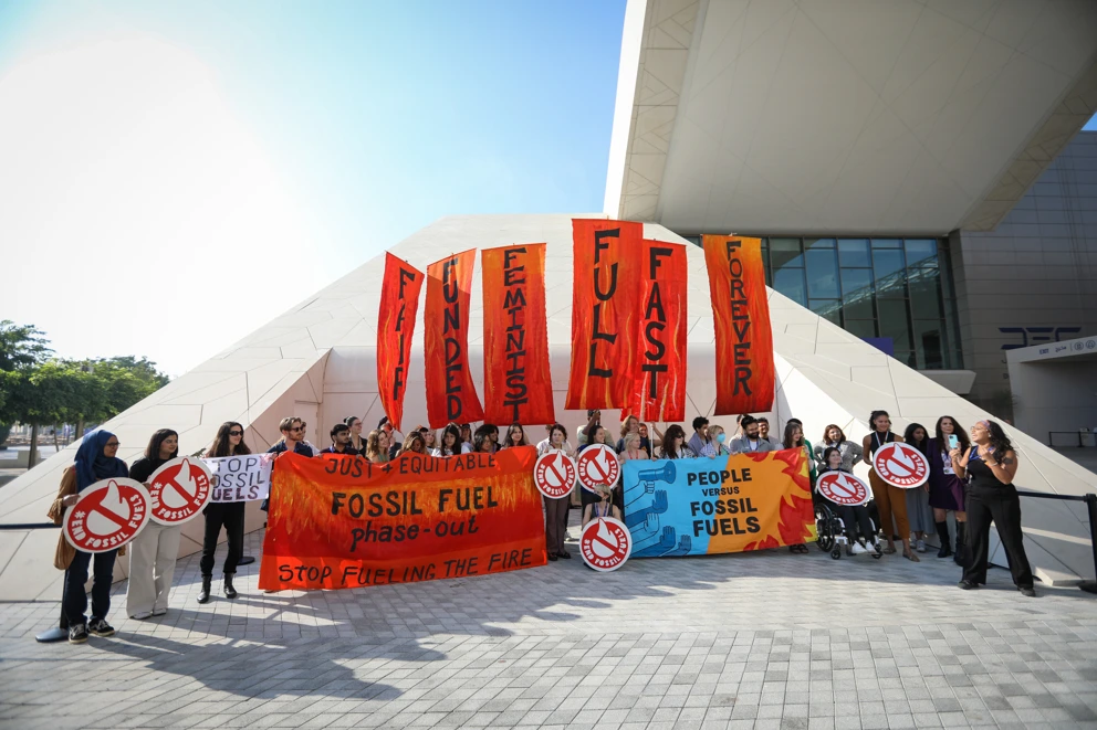 Aktivist*innen veranstalten eine Protestaktion vor der UNFCCC COP28-Klimakonferenz in Dubai im Dezember 2023. © Fadel Dawod