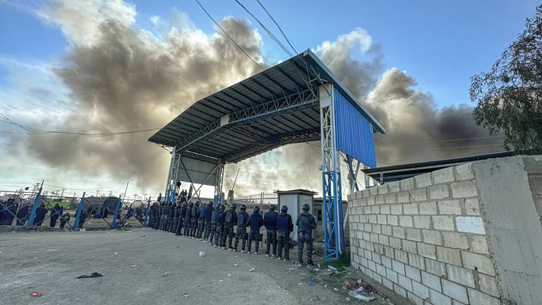 Sicherheitskräfte der syrischen Regierung übernehmen das Gefangenenlager al-Hol, das zuvor jahrelang von der kurdisch geführten SDF-Miliz bewacht worden war (21.1.26) @ Rami Alsayed/NurPhoto via Getty Images