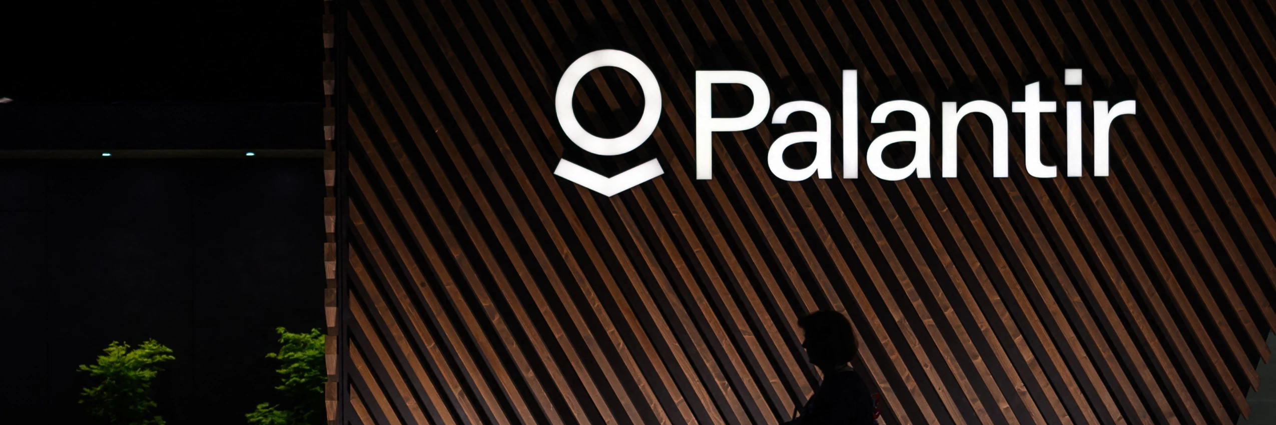 Ein Schild des US-amerikanischen Softwareunternehmens Palantir beim Weltwirtschaftsforums (WEF) in Davos im Mai 2022. © FABRICE COFFRINI / AFP / picturedesk.com