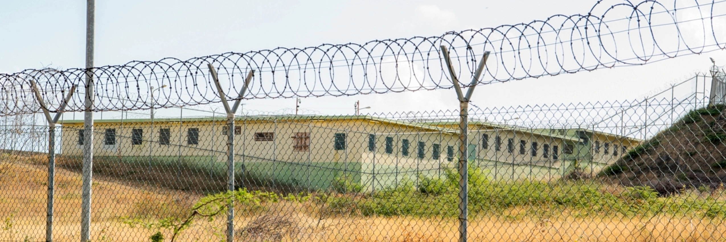 © Die Kaserne, in der Migrant*innen festgehalten wurden - vor der Renovierung / Berber van Beek - Studioroot