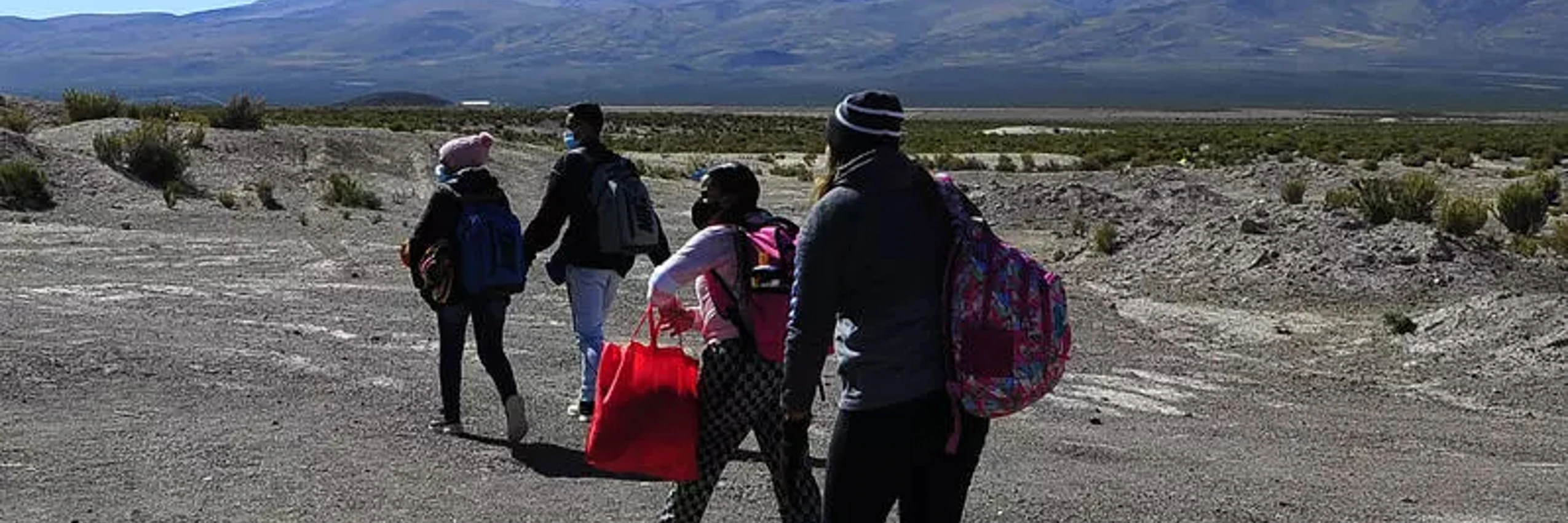 © Aus Venezuela Geflüchtete nähern sich von Bolivien aus der chilenischen Grenze (24. März 2022). / AFP via Getty Images