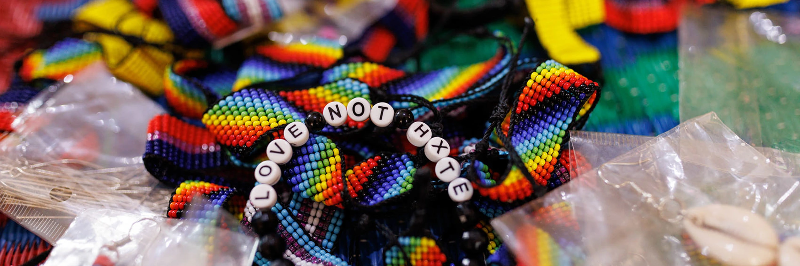 © "Liebe statt Hass": Verkaufsstand für Schmuck und Armbänder in einer Unterkunft, die zum Schutz von lesbischen, bisexuellen und queeren Frauen in Kampala errichtet wurde/Getty Images