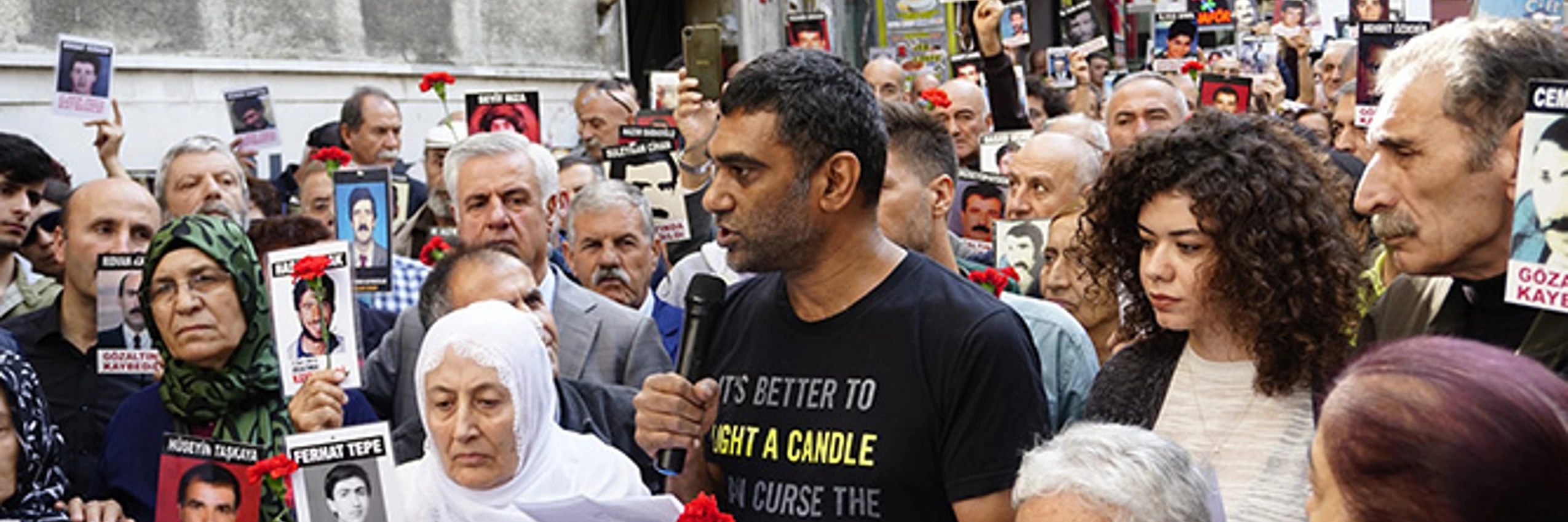 © Der frühere Amnesty-Generalsekretär Kimi Naidoo bei einer Mahnwache der Samstagmütter in Istanbul 2019 /Fırat Doğan / Amnesty International Türkei