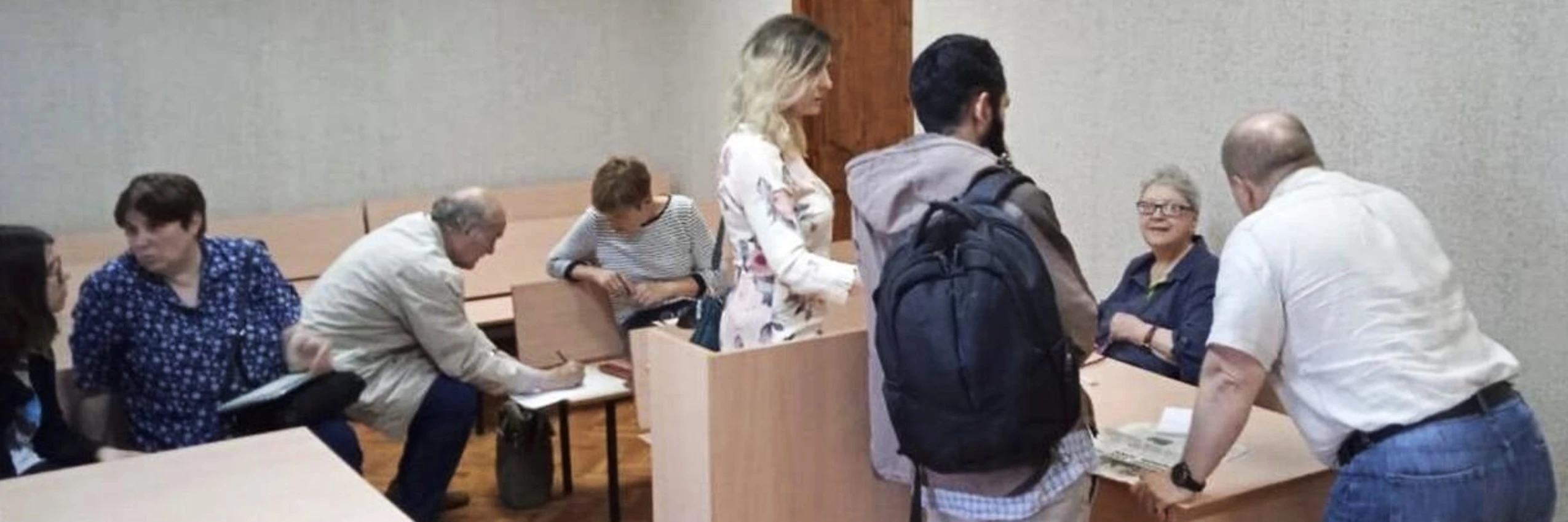 © Amnesty International / Die russische Menschenrechtsverteidigerin Tatjana Kotljar (2. von rechts) bei ihrer Verhandlung vor Gericht