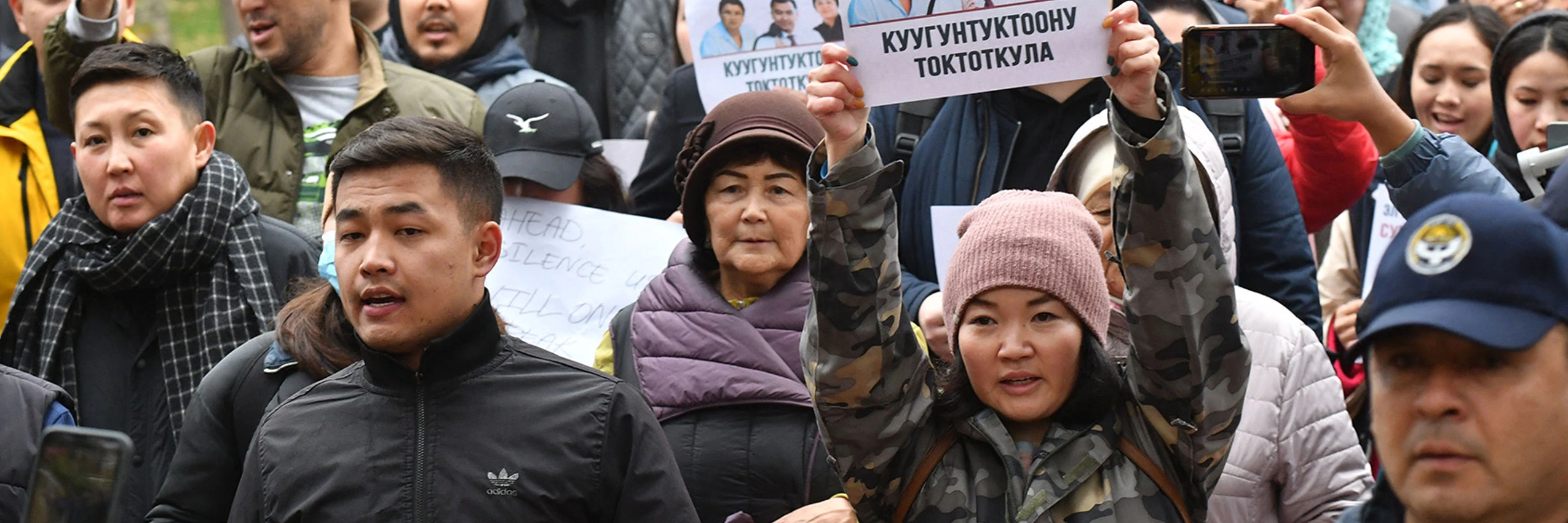 © Demonstrant*innen in der kirgisischen Hauptstadt Bischkek nach der Festnahme mehrerer Aktivist*innen, Okt. 2022 / AFP via Getty Images