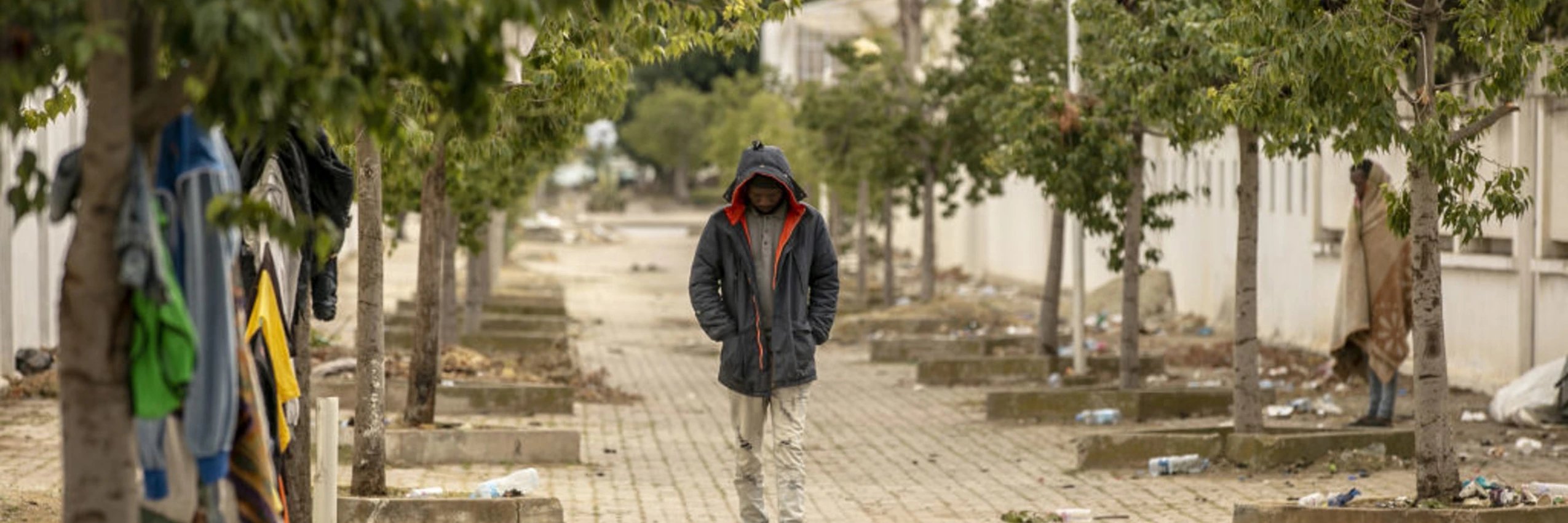 © Dutzende afrikanische Einwanderer*innen, die sich im Norden der tunesischen Hauptstadt Tunis niedergelassen haben, müssen auf der Straße leben. / Anadolu Agency via Getty Images