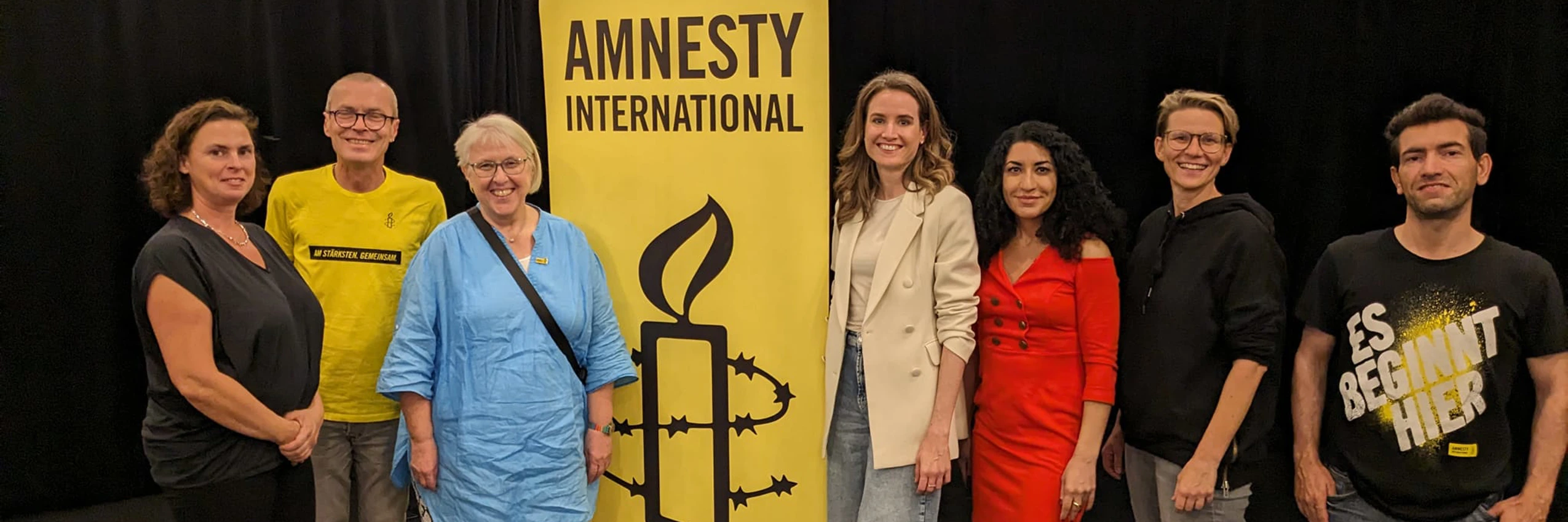 © Nina Horaczek (ganz links), Judith Kohlenberger und Shoura Zehetner-Hashemi (rechts neben dem Transparent) mit Amnesty-Aktivist*innen/ NW Flucht&Migration