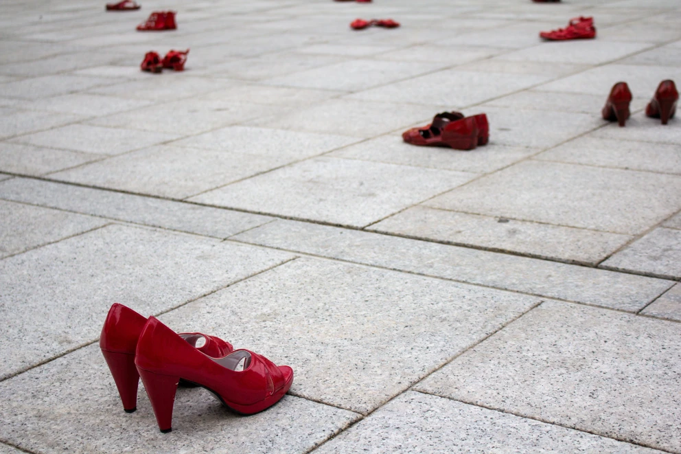 Rote Schuhe sind ein weltweites Symbol für den Protest gegen Gewalt gegen Frauen und Femizide. Die Installationen bestehen meist aus zahlreichen Paaren roter Schuhe, die auf öffentlichen Plätzen aufgestellt werden, wobei jedes Paar stellvertretend für eine ermordete oder vermisste Frau steht. © Gianfranco - stock.adobe.com