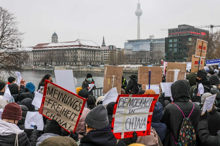 Solidaritätsproteste für Meinungsfreiheit in China nahe der chinesischen Botschaft in Berlin, Dezember 2022. @ 2022 Getty Images