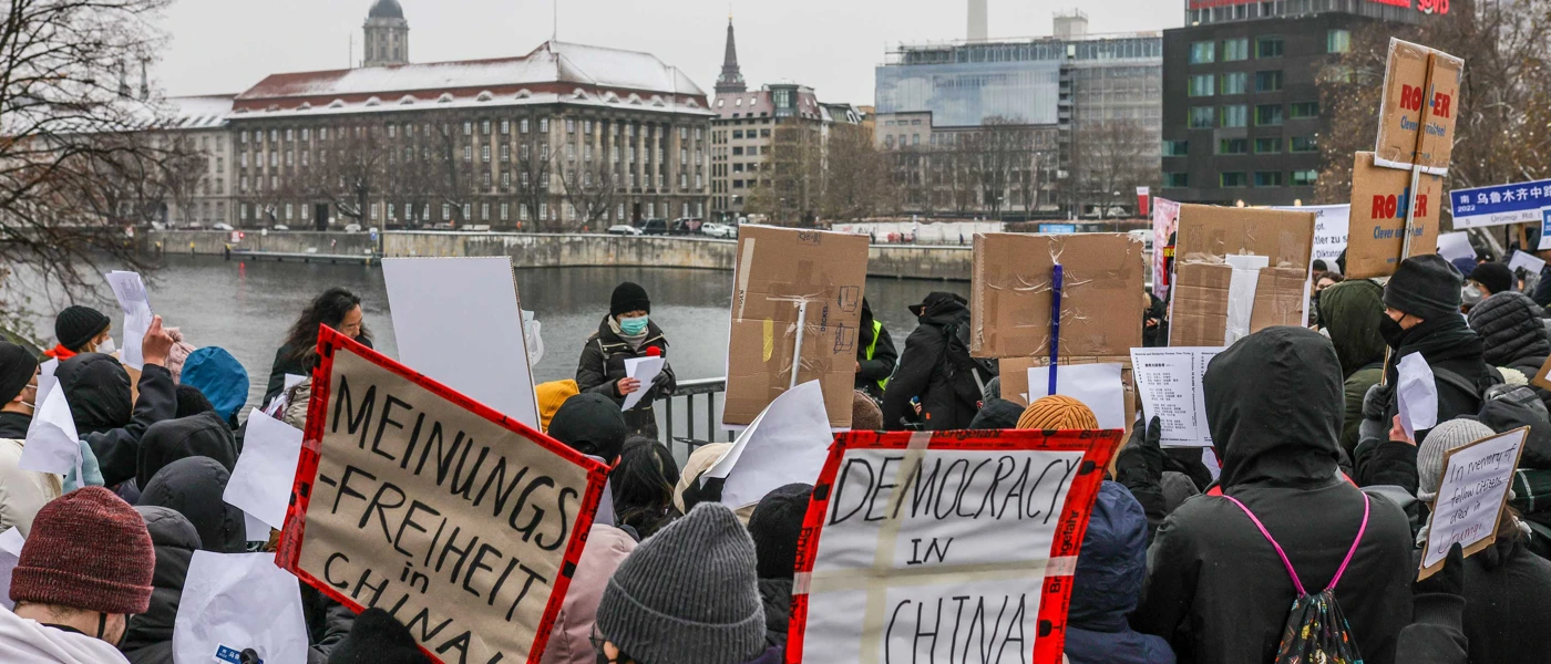 Solidaritätsproteste für Meinungsfreiheit in China nahe der chinesischen Botschaft in Berlin, Dezember 2022. © 2022 Getty Images