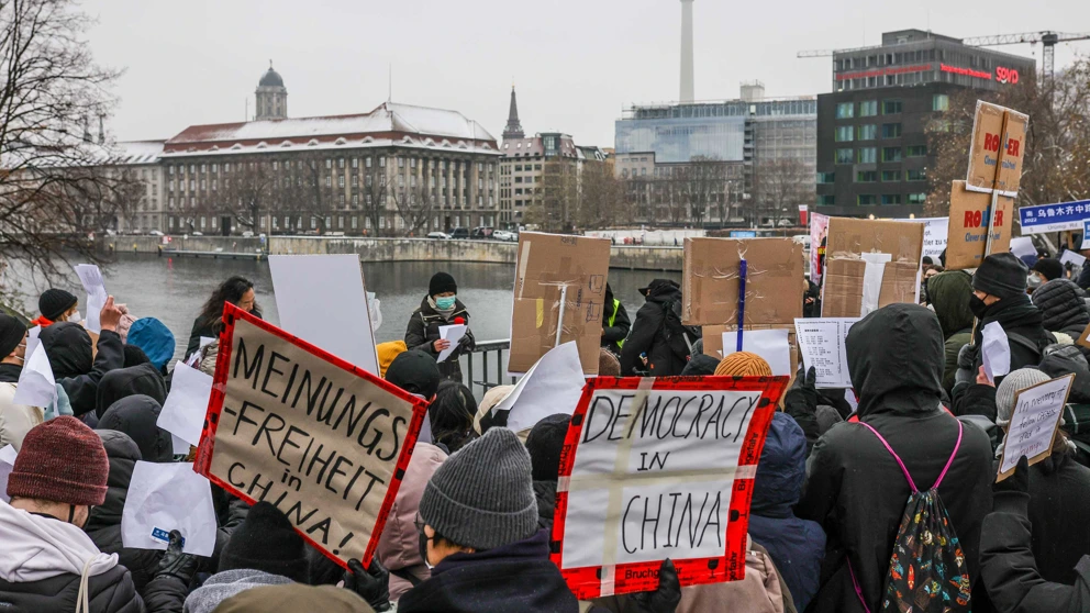 Solidaritätsproteste für Meinungsfreiheit in China nahe der chinesischen Botschaft in Berlin, Dezember 2022. © 2022 Getty Images