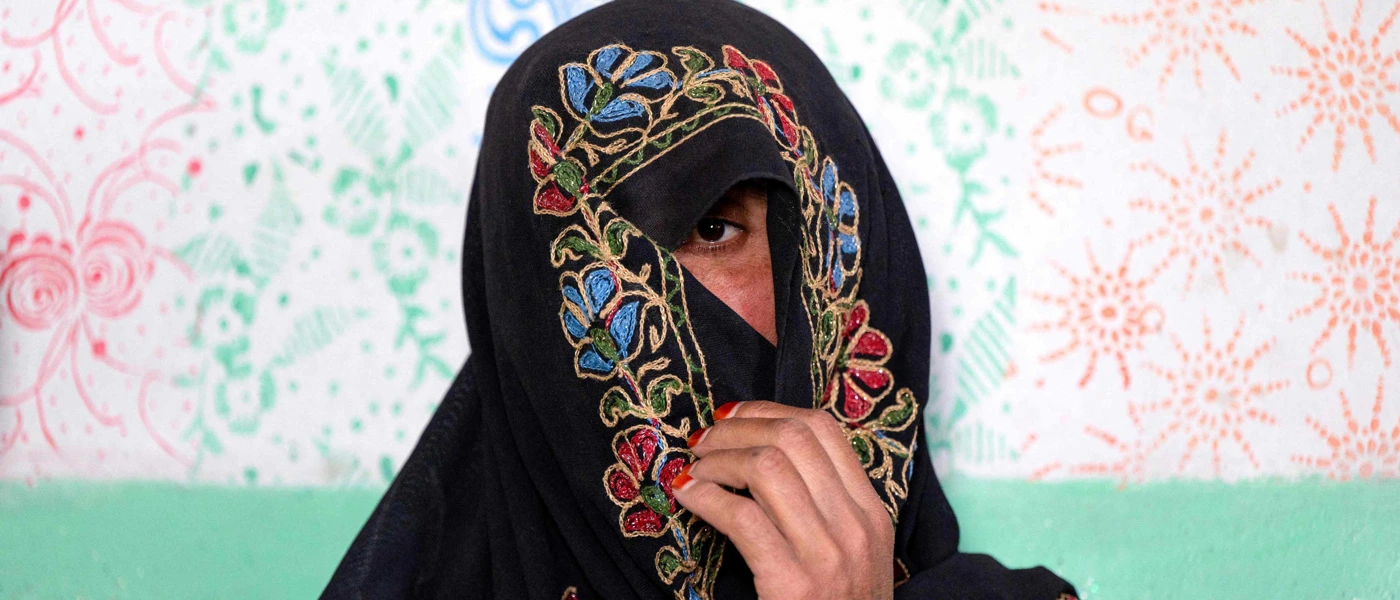 Eine Frau blickt durch einen Gesichtsschleier. 2024, Nokordak, Provinz Ghazni, Afghanistan © WAKIL KOHSAR AFP Picturedesk.Com