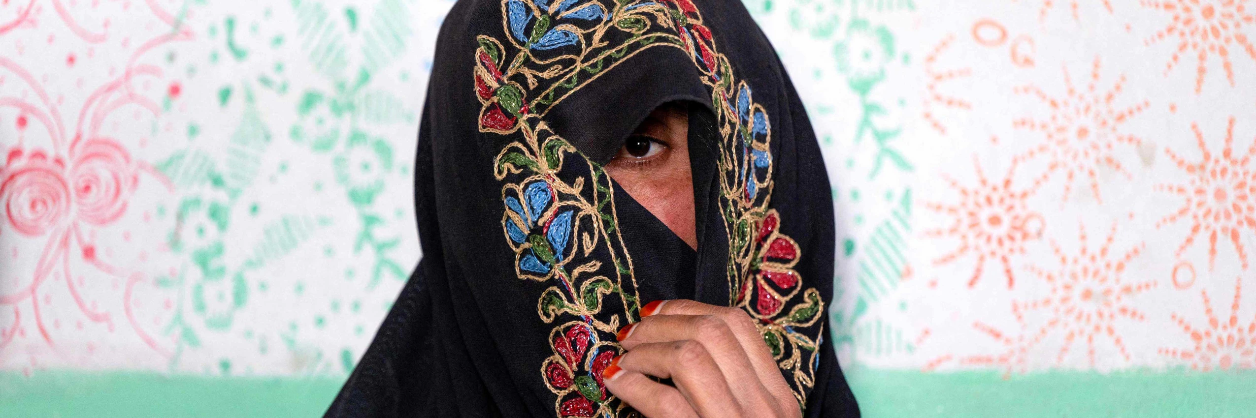 Eine Frau blickt durch einen Gesichtsschleier. 2024, Nokordak, Provinz Ghazni, Afghanistan © WAKIL KOHSAR AFP Picturedesk.Com