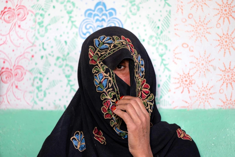 Eine Frau blickt durch einen Gesichtsschleier. 2024, Nokordak, Provinz Ghazni, Afghanistan @ WAKIL KOHSAR AFP Picturedesk.Com