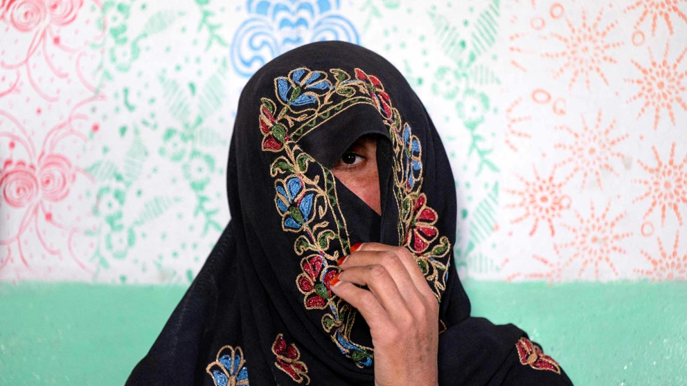 Eine Frau blickt durch einen Gesichtsschleier. 2024, Nokordak, Provinz Ghazni, Afghanistan © WAKIL KOHSAR AFP Picturedesk.Com