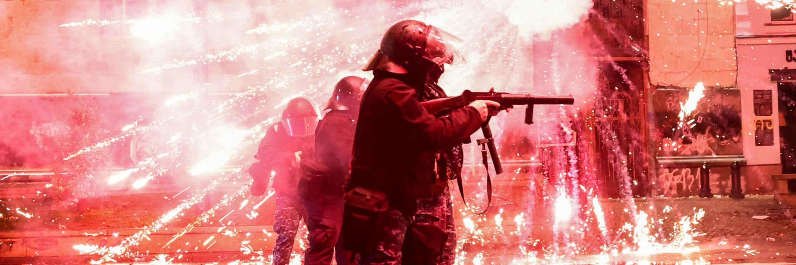 Von Protestierenden abgeschossene Feuerwerkskörper explodieren in der Nähe von Polizist*innen in Tiflis am 2. Dezember 2024. © GIORGI ARJEVANIDZE AFP picturedesk.com