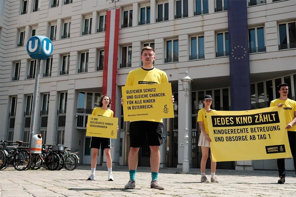 Aktivist*innen von Amnesty International setzen sich für kindgerechte Betreuung und Obsorge ab Tag 1 für unbegleitete geflüchtete Kinder in Österreich ein. © Amnesty International