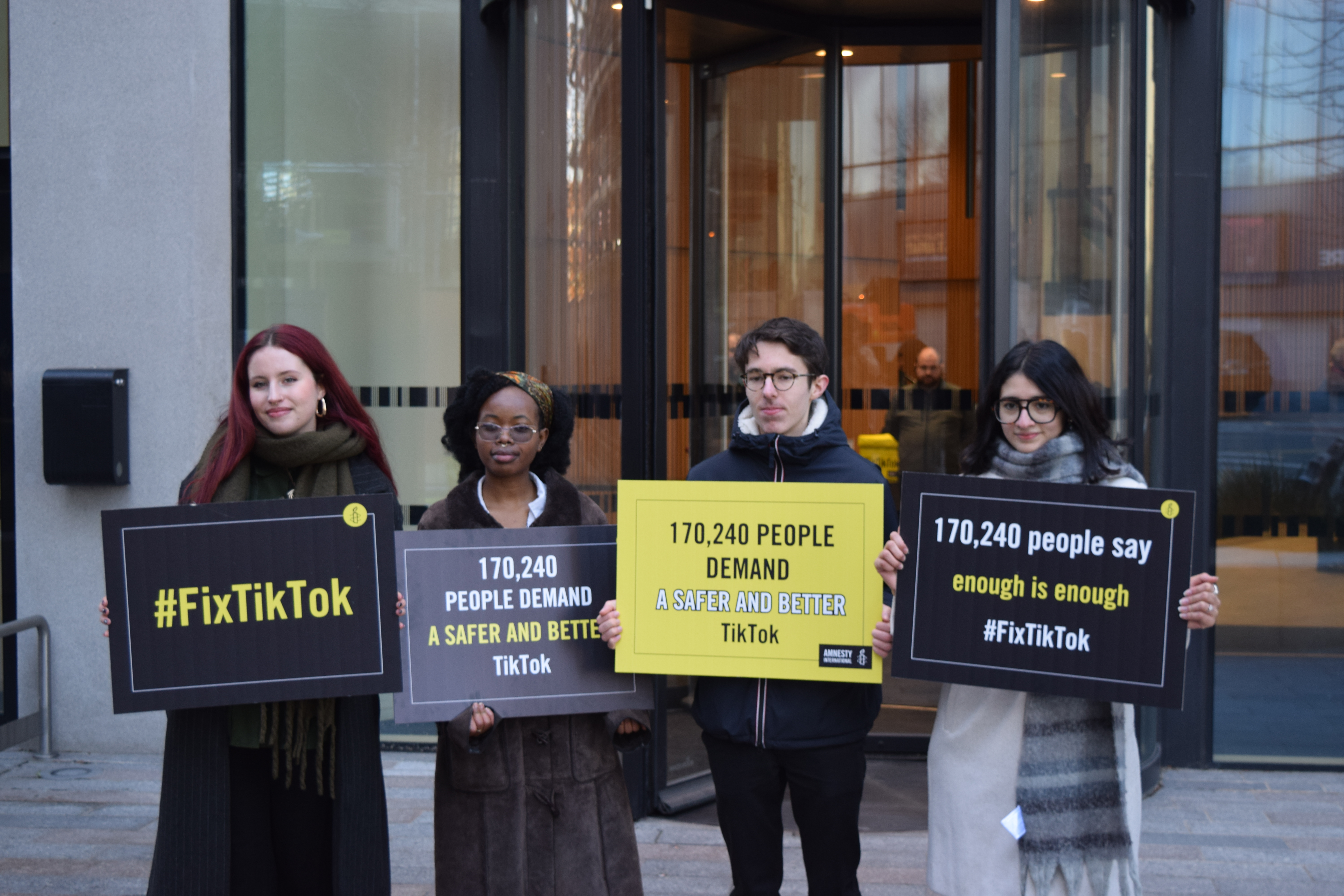 Vier junge Aktivist*innen übergeben die Petition #FixTikTok in Irland. © Amnesty International Irland