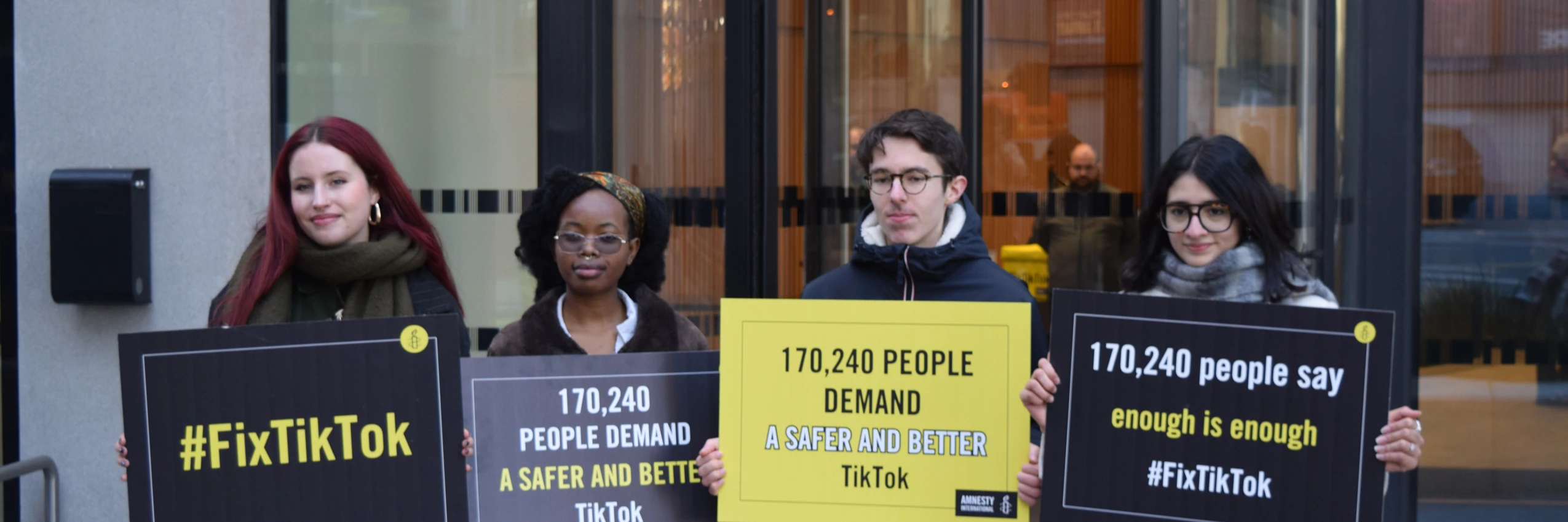 Vier junge Aktivist*innen übergeben die Petition #FixTikTok in Irland. © Amnesty International Irland