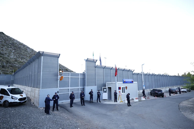 Polizist*innen am Eingang des Haftzentrums in Gjadër, Albanien im Jahr 2025 @ ADNAN BECI/AFP via Getty Images