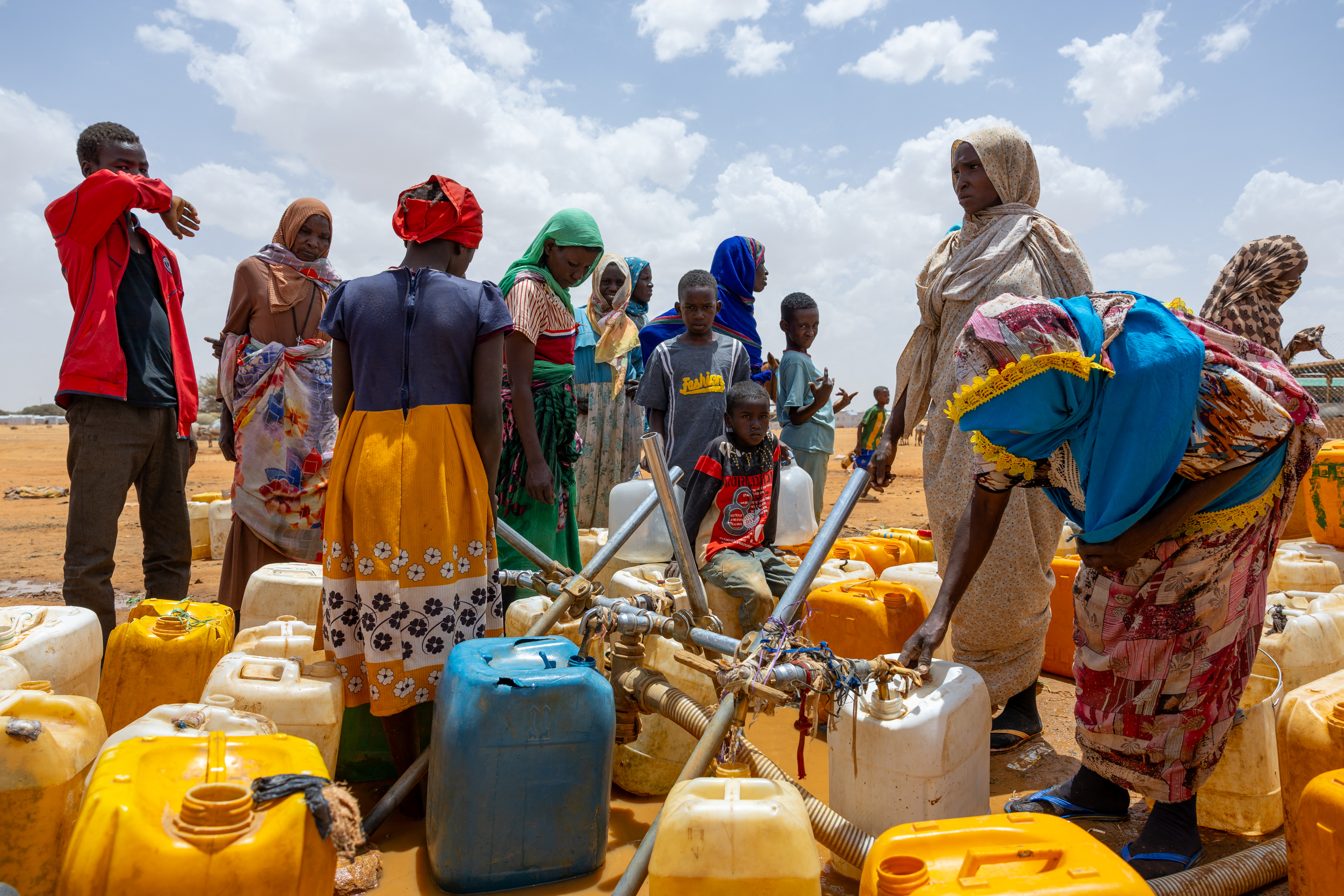 Geflüchtete aus dem Sudan füllen Wasserkanister im Flüchtlingslager Touloum im Tschad – inmitten einer Vertreibungskrise, die bislang 13 Millionen Menschen betrifft. © Joris Bolomey / AFP via Getty Images