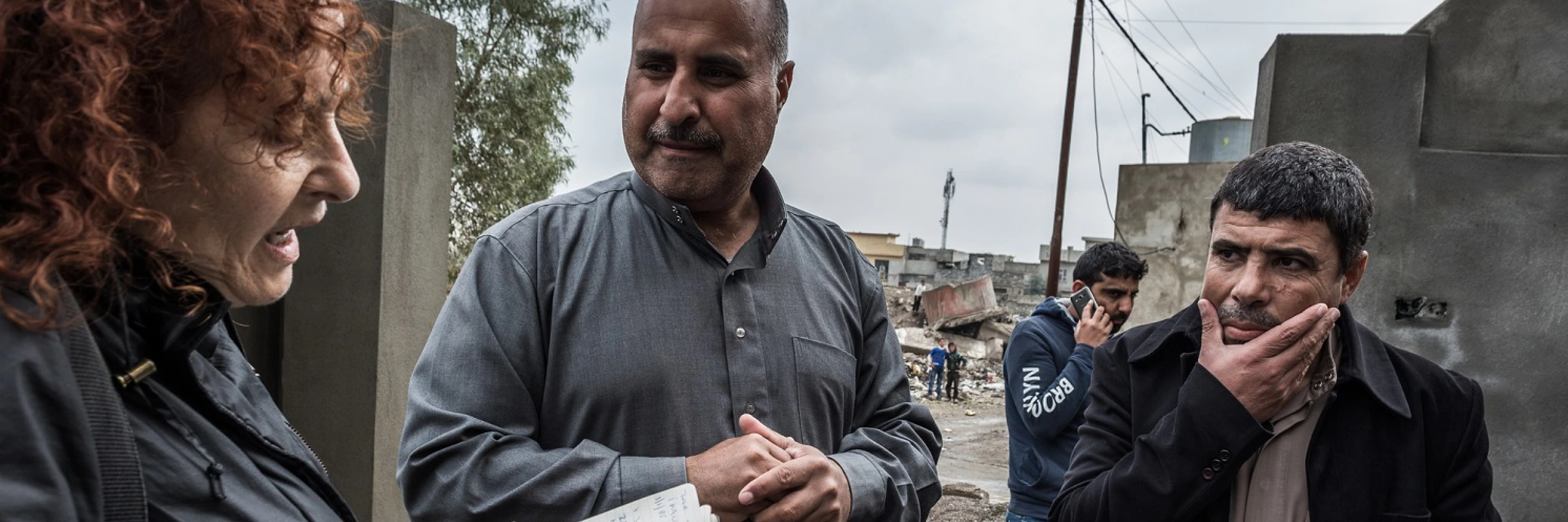 Senior Crisis Response Adviser untersucht einen Luftangriff in Hay al-Rashida  © Amnesty International/Andrea DiCenzo