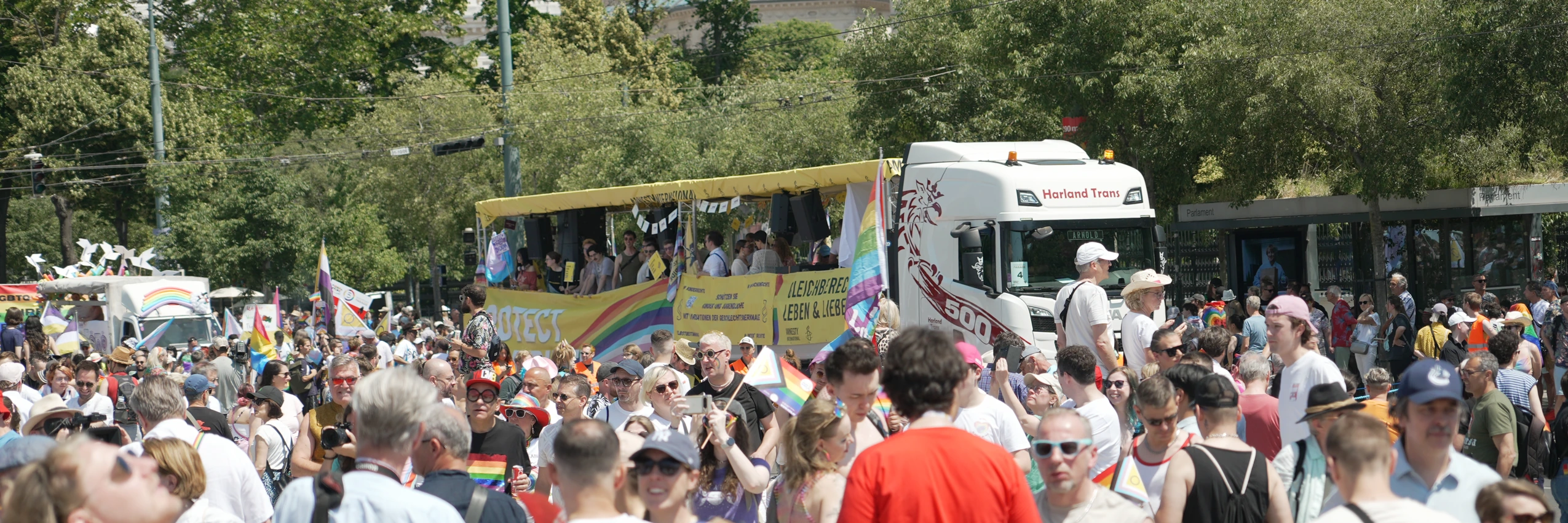 Teilnehmende der Regenbogenparade 2025 auf dem Amnesty-Truck © Amnesty International Österreich