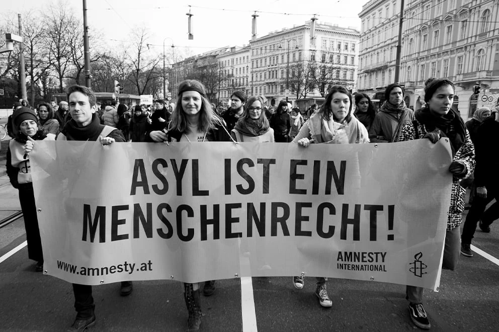 Im März 2016 protestierte Amnesty International gemeinsam mit vielen Unterstützer*innen in Wien für eine bessere Flüchtlingspolitik der EU und Österreichs. © Amnesty International Österreich