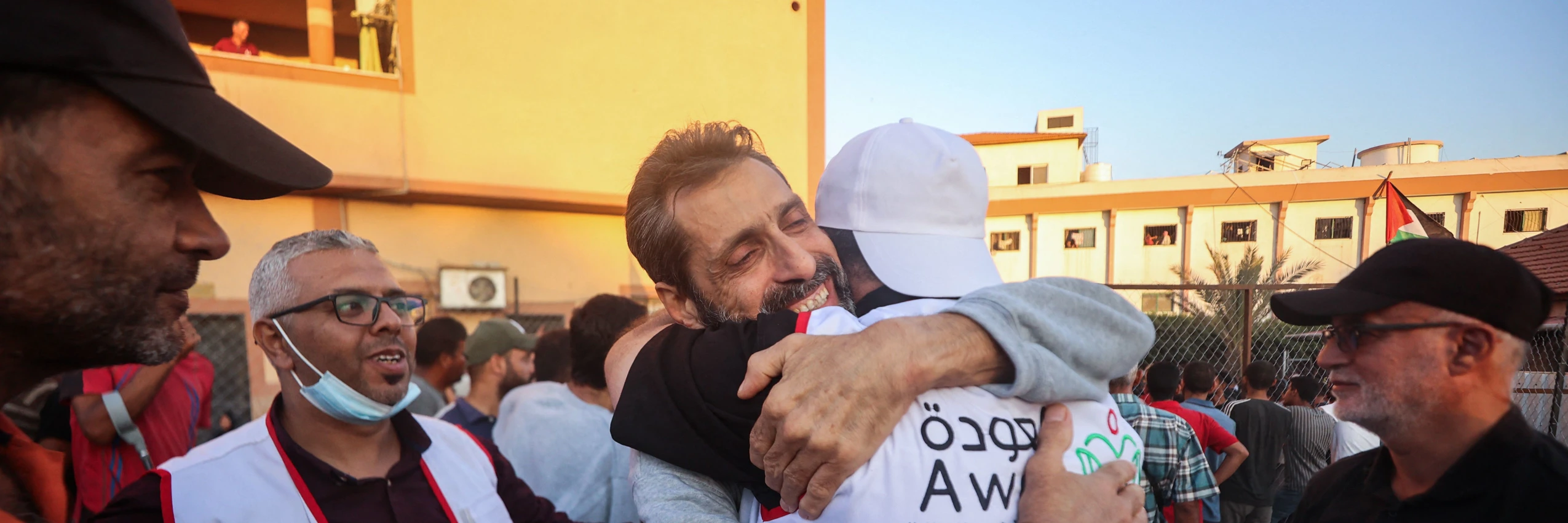 Mitarbeiter*innen und Unterstützer*innen empfangen Dr. Ahmad Mhanna nach seiner Freilassung, Khan Yunis, 13. Oktober 2025 © APA-Images / AFP / OMAR AL-QATTAA