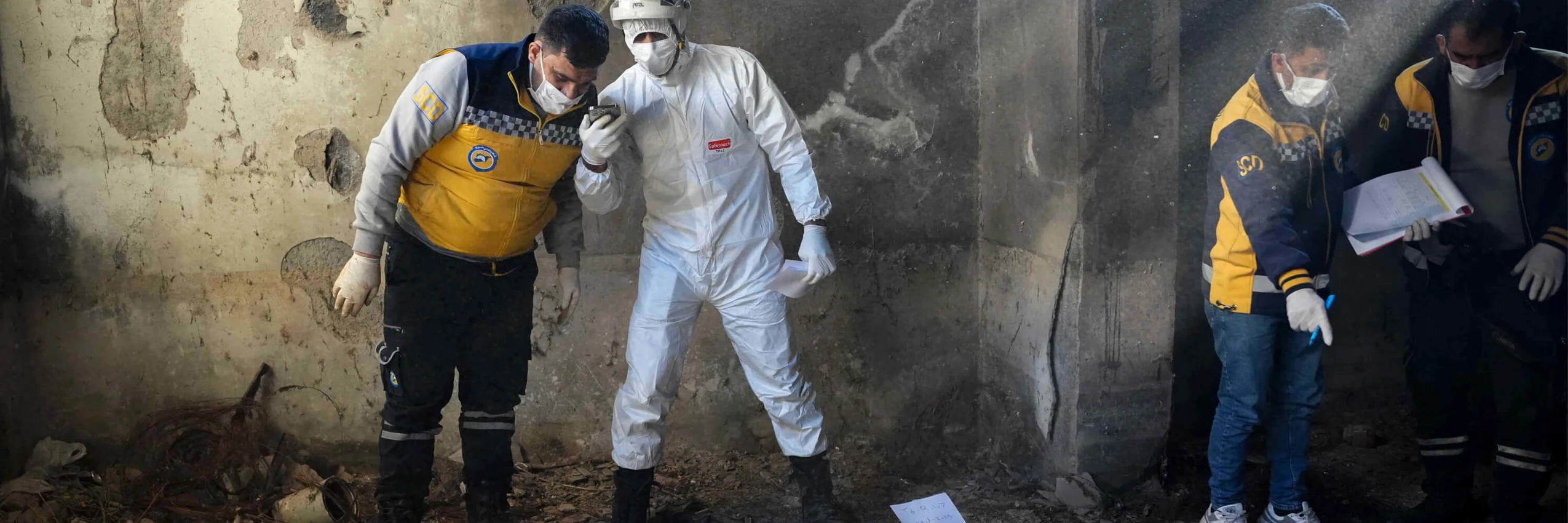 Mitglieder der Weißhelme, einer syrischen Zivilschutzorganisation, untersuchen Überreste in einem Keller in der Stadt al-Sbaynah, nahe Damaskus. © Rami Al Sayed/AFP/picturedesk.com