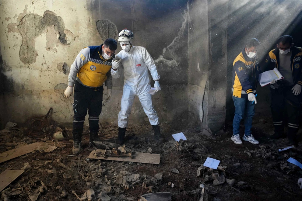 Mitglieder der Weißhelme, einer syrischen Zivilschutzorganisation, untersuchen Überreste in einem Keller in der Stadt al-Sbaynah, nahe Damaskus. © Rami Al Sayed/AFP/picturedesk.com
