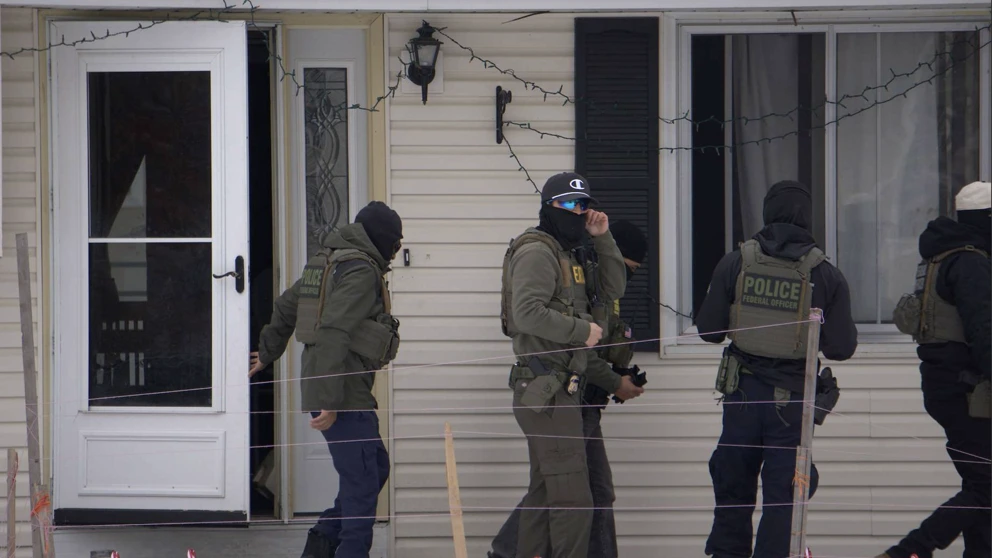 ICE-Beamte bei einem Einsatz vor einem Wohnhaus © Justin McGuire