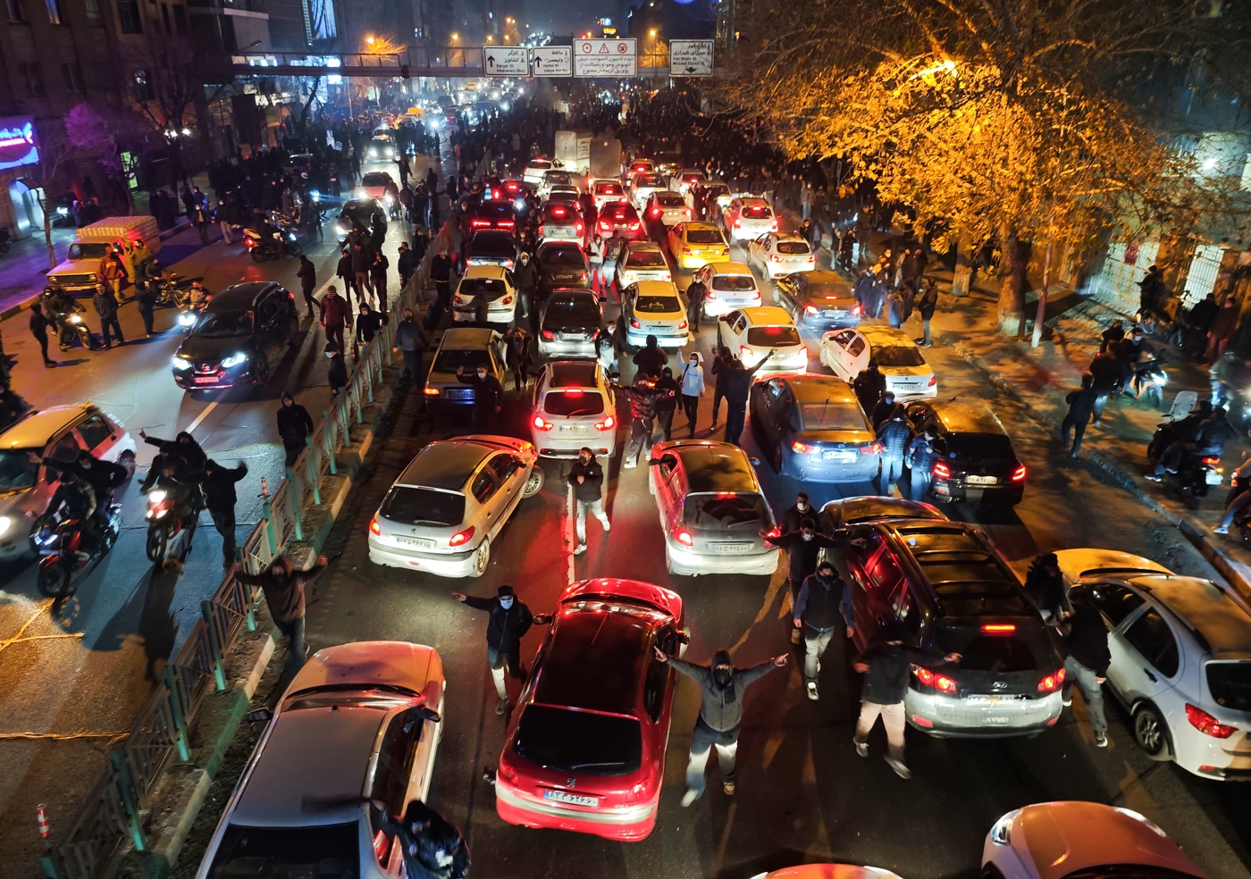 Protestierende blockieren eine Straße in Teheran, 8. Jänner 2026. Die iranischen Behörden verhafteten als Reaktion auf die landesweiten Proteste Zehntausende und töteten Tausende. © Getty Images