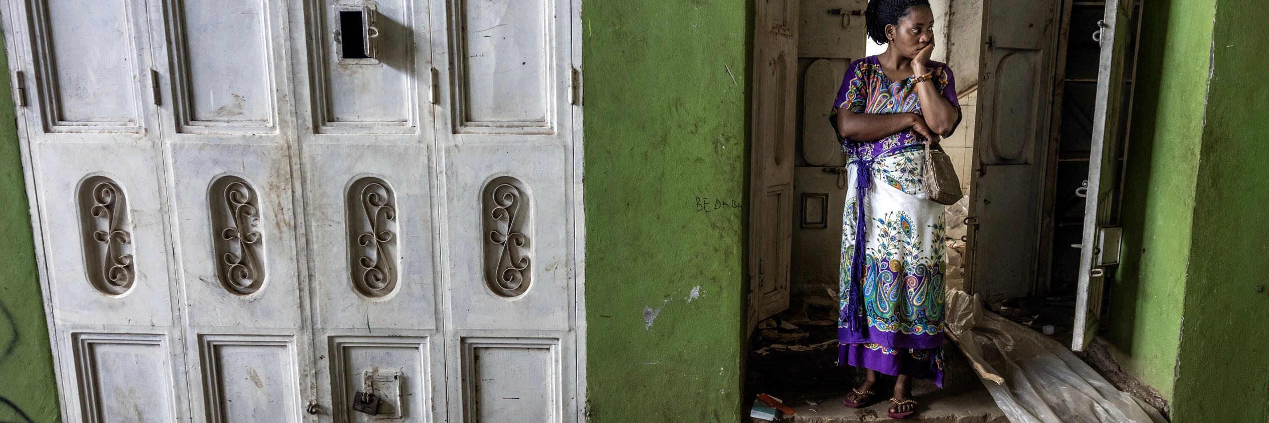 Frau in zerstörtem Markt nach schweren Plünderungen in Bukavu © AFP