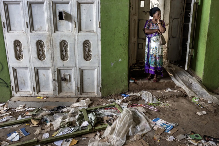 Frau in zerstörtem Markt nach schweren Plünderungen in Bukavu @ AFP