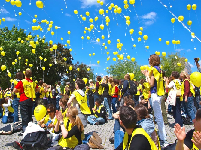 Aktion mit Luftballons. Amnesty Jahresversammlung 2012