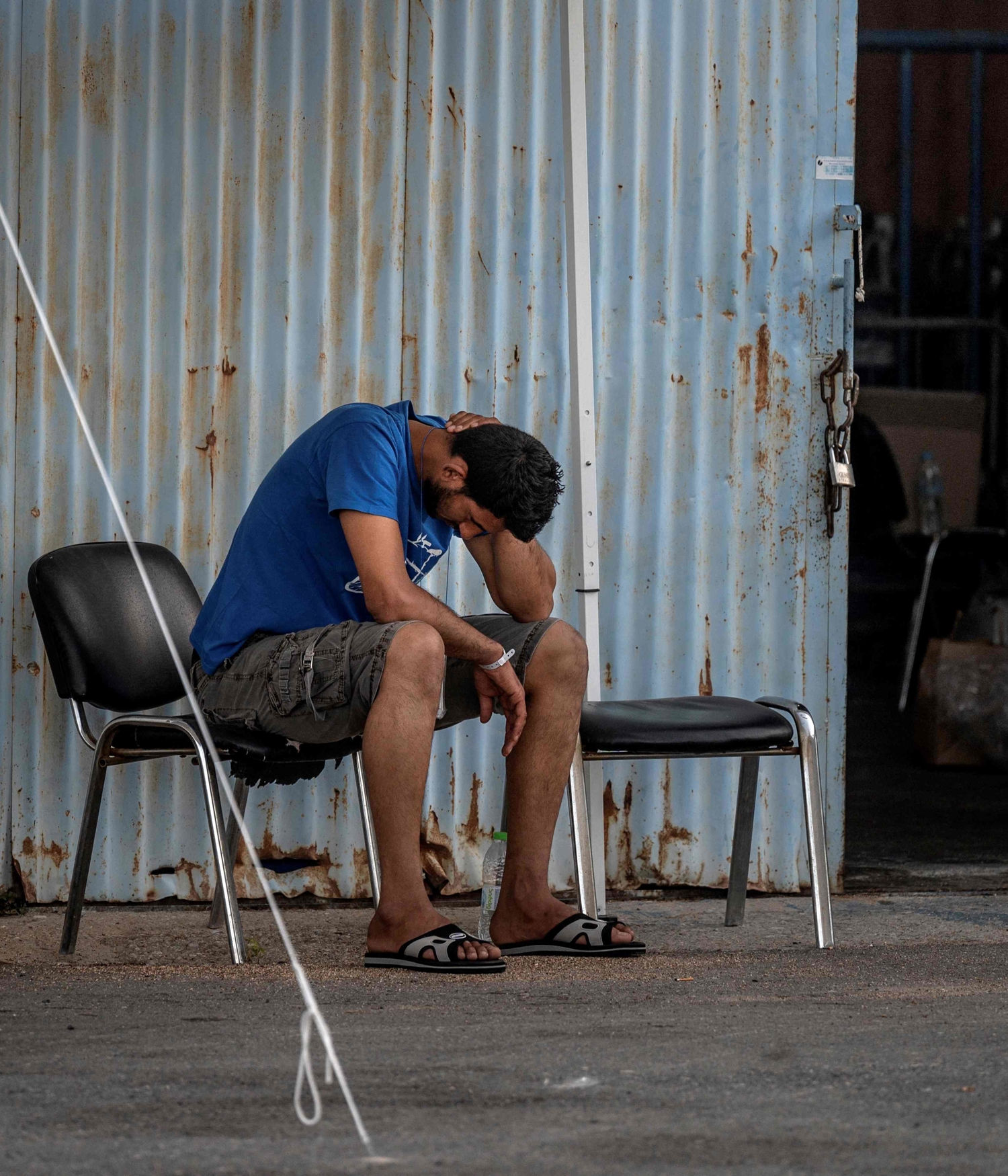 Ein Überlebender des Schiffsbruchs von Pylos nach dem Unglück. © Angelos Tzortzinis / AFP / picturedesk.com
