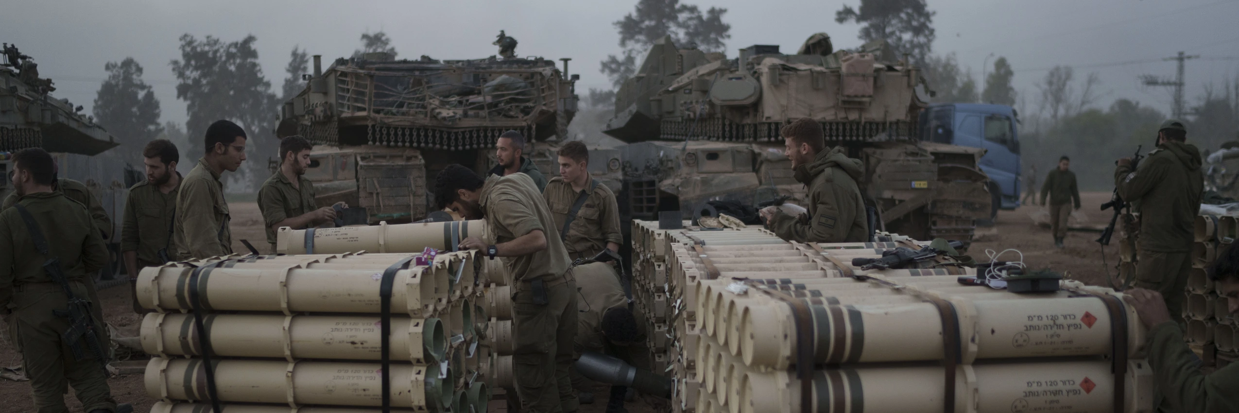 Israelische Soldat*innen inspizieren Panzergeschosse an einem Sammelpunkt an der Grenze zu Gaza. © Leo Correa / AP / picturedesk.com