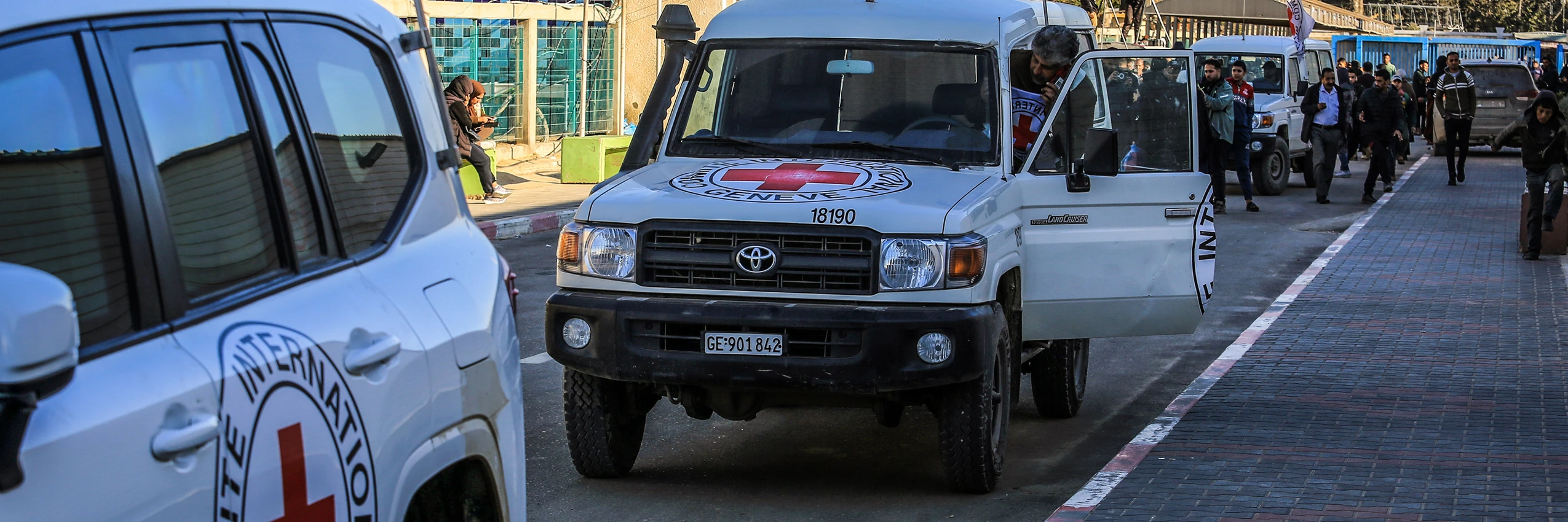 27. Februar 2025, Khan Yunis, Gaza: Eine Gruppe freigelassener palästinensischer Gefangener trifft im Rahmen des Waffenstillstands- und Geiselaustauschabkommens im European Hospital ein. © Abed Rahim Khatib / dpa / picturedesk.com