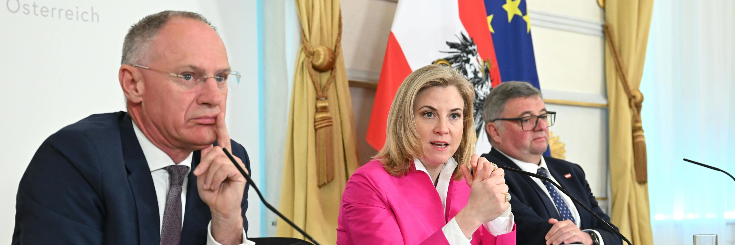 Innenminister Gerhard Karner (ÖVP), Außenministerin Beate Meinl-Reisinger (NEOS) und Staatssekretär Jörg Leichtfried (SPÖ) am Mittwoch, 29. April 2026 bei einer Sitzung des Ministerrats im Bundeskanzleramt in Wien. © APA-Images / APA / HELMUT FOHRINGER