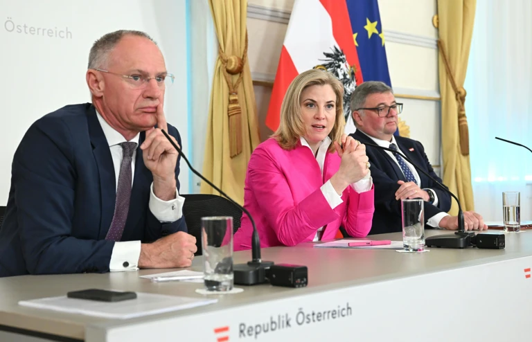 Innenminister Gerhard Karner (ÖVP), Außenministerin Beate Meinl-Reisinger (NEOS) und Staatssekretär Jörg Leichtfried (SPÖ) am Mittwoch, 29. April 2026 bei einer Sitzung des Ministerrats im Bundeskanzleramt in Wien. @ APA-Images / APA / HELMUT FOHRINGER