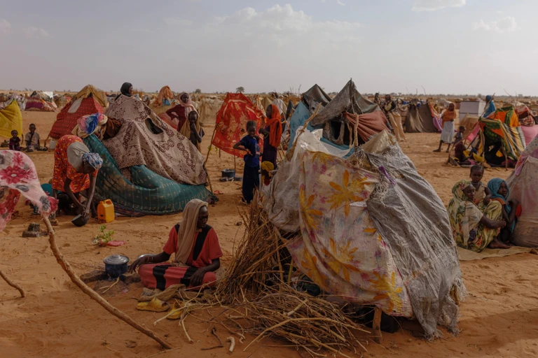 Vor der Gewalt im Sudan geflohene Frauen und Kinder in einem Flüchtlingslager im Tschad / 2024 @ Getty Images