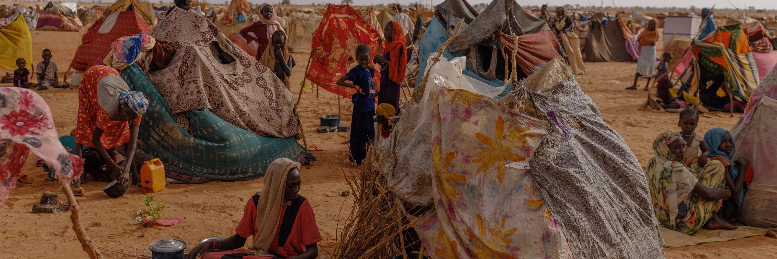 Vor der Gewalt im Sudan geflohene Frauen und Kinder in einem Flüchtlingslager im Tschad / 2024 © Getty Images