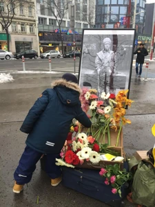 Kind legt Blume nieder.jpg