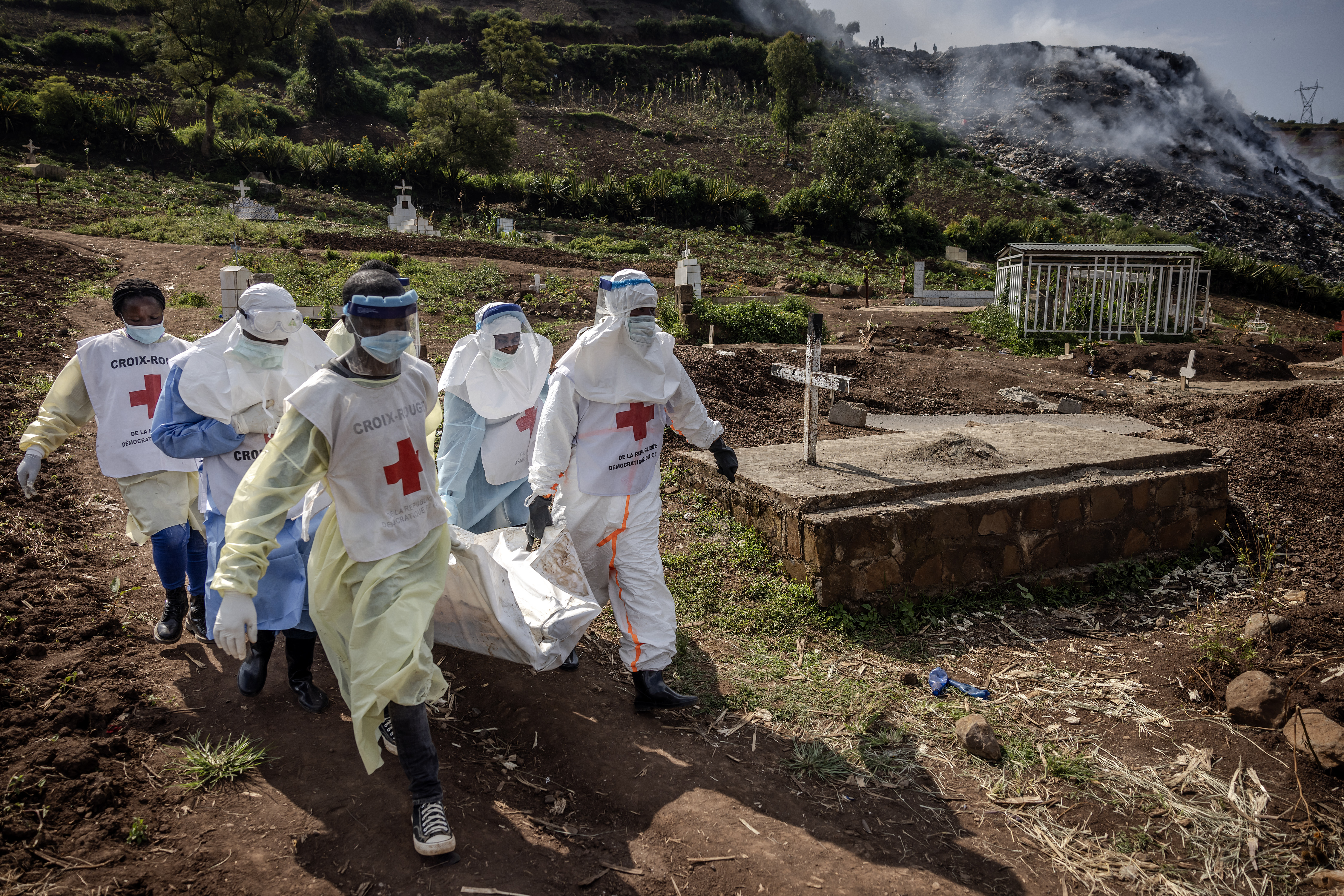 Mitglieder des Konglesischen Roten Kreuzes bei einer Massenbestattung für Opfer der Kämpfe im Osten der DR Kongo in Bukavu, 20. Februar 2025. © LUIS TATO/AFP via Getty Images