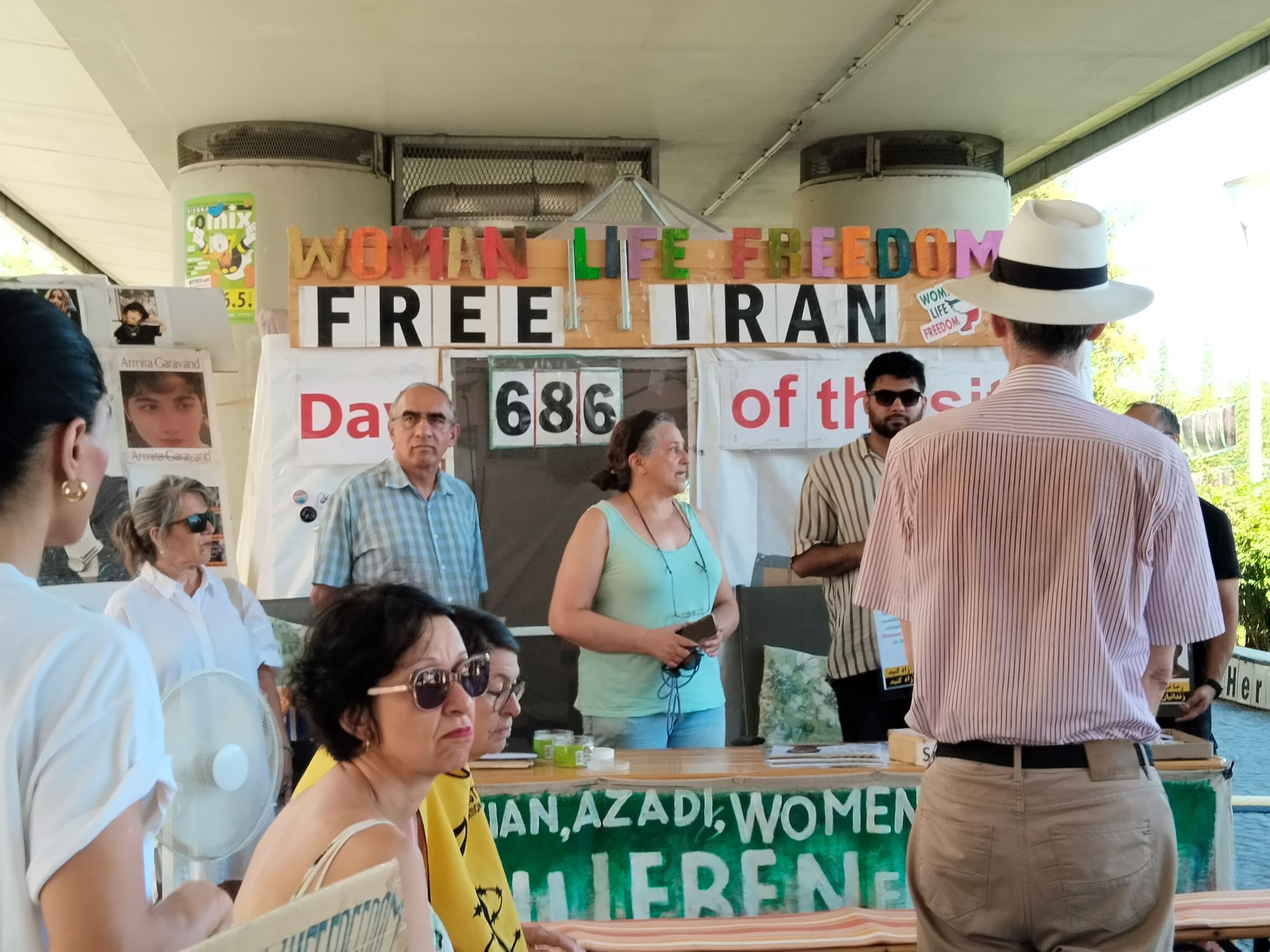 700 Tage lang hielten Exiliraner*innen Tag und Nacht Wache vor der UNO-City © Amnesty-Netzwerk Frauenrechte