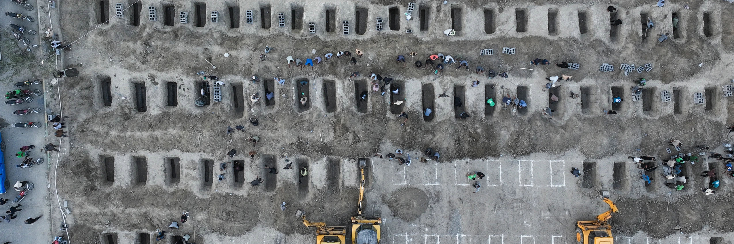 Nach einem Angriff auf den Iran im März 2026 graben Menschen Gräber © Iranian Press Center/AFP via Getty Images
