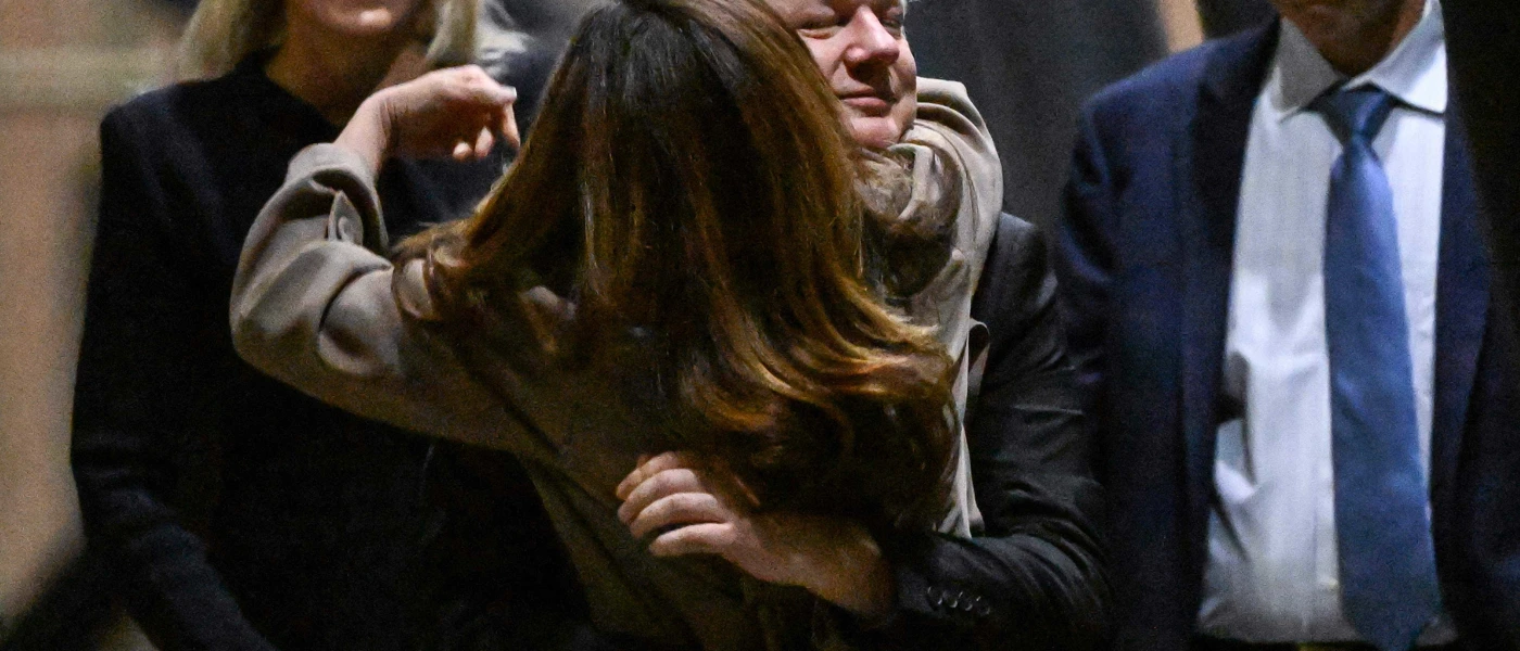 WikiLeaks-Gründer Julian Assange umarmt seine Frau Stella Assange bei seiner Ankunft am Flughafen in Canberra, Australien, 26. Juni 2024. © WILLIAM WEST / AFP / picturedesk.com