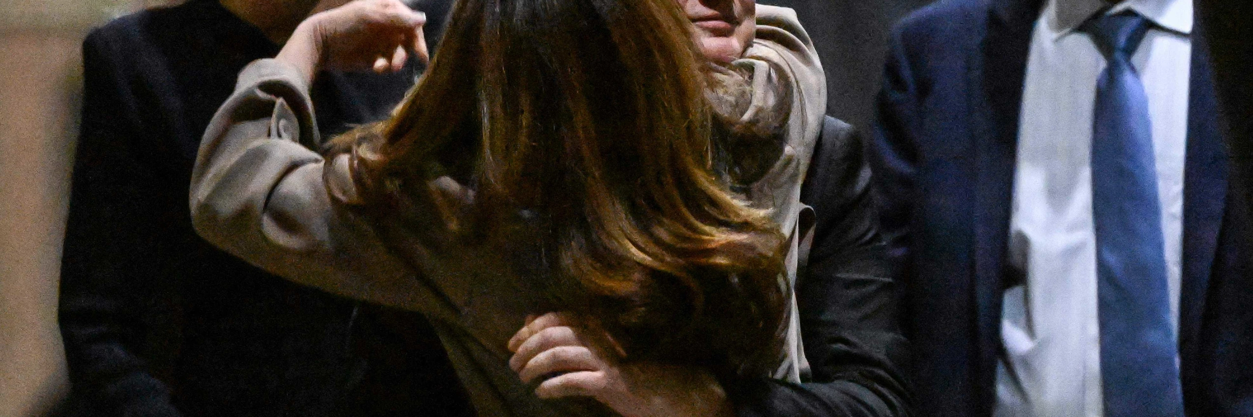 WikiLeaks-Gründer Julian Assange umarmt seine Frau Stella Assange bei seiner Ankunft am Flughafen in Canberra, Australien, 26. Juni 2024. © WILLIAM WEST / AFP / picturedesk.com